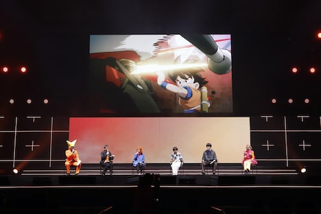 「DRAGON BALL」のステージイベントより。左からビクトリー・ウチダ、エグゼクティブプロデューサーの伊能昭夫、野沢雅子、小林由美子、内山昂輝、ファイルーズあい。(c) SHUEISHA Inc. All rights reserved.