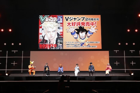 「DRAGON BALL」のステージイベントより。左からビクトリー・ウチダ、エグゼクティブプロデューサーの伊能昭夫、野沢雅子、小林由美子、内山昂輝、ファイルーズあい。(c) SHUEISHA Inc. All rights reserved.