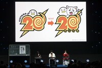 「銀魂」のステージイベントより。左から志村新八役の阪口大助、坂田銀八役の杉田智和、神楽役の釘宮理恵。スクリーンに映し出されたのは「銀魂」20周年のロゴの変遷。(c)SHUEISHA Inc. All rights reserved.