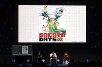 「銀魂」のステージイベントより。左から志村新八役の阪口大助、坂田銀八役の杉田智和、神楽役の釘宮理恵。スクリーンに映し出されたのは空知英秋が描き下ろしたイラスト。(c)SHUEISHA Inc. All rights reserved.