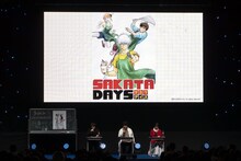 「銀魂」のステージイベントより。左から志村新八役の阪口大助、坂田銀八役の杉田智和、神楽役の釘宮理恵。スクリーンに映し出されたのは空知英秋が描き下ろしたイラスト。(c)SHUEISHA Inc. All rights reserved.