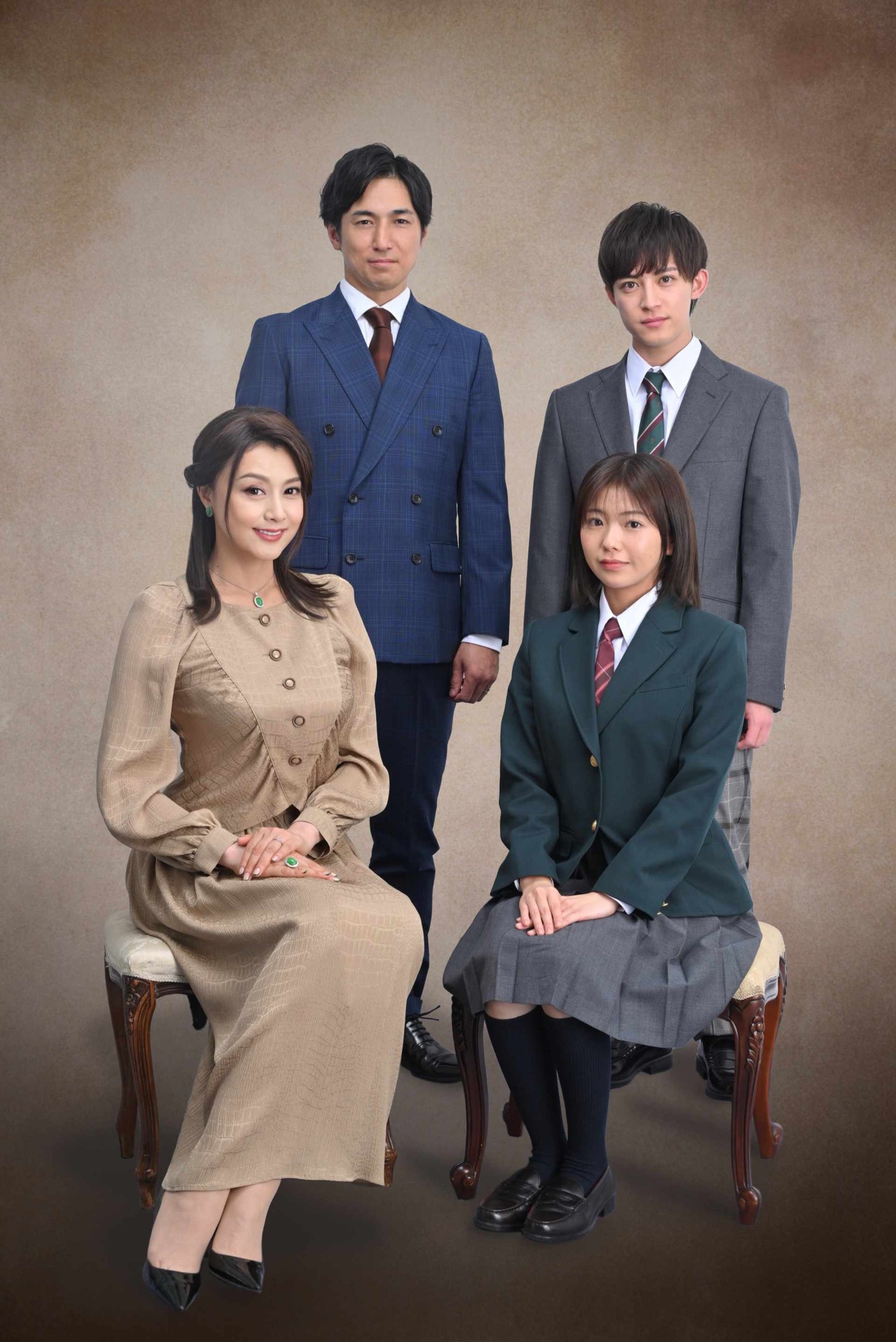 藤原紀香演じる灰原翠、高橋光臣演じる蒼太役、阿久津仁愛演じる千翠、大熊杏優演じる緋莉が集合した、灰原家の家族写真。(c)「家政婦クロミは腐った家族を許さない」製作委員会
