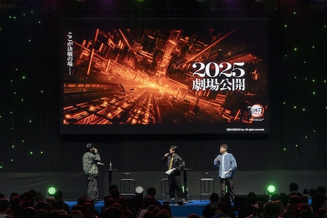 「『鬼滅ラヂヲ』【特別版】 inジャンプフェスタ2025」より。左から竈門炭治郎役の花江夏樹、我妻善逸役の下野紘、嘴平伊之助役の松岡禎丞。