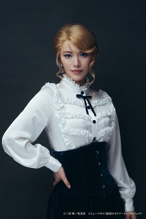 彩凪翔扮するアイリーン・アドラー。