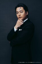 伊藤裕一扮するマイクロフト・ホームズ。