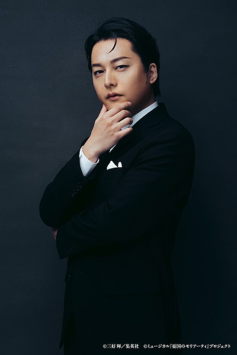 伊藤裕一扮するマイクロフト・ホームズ。