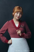 能條愛未扮するミス・ハドソン。