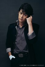 佐々木崇扮するセバスチャン・モラン。