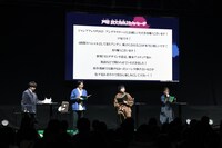 「アンデッドアンラック」のステージイベントより。左からMCの川本成、「アンデッドアンラック」の初代担当編集である本田氏、アンディ役の中村悠一、出雲風子役の佳原萌枝。(c) SHUEISHA Inc. All rights reserved.