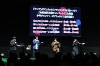 「アンデッドアンラック」のステージイベントより。左からMCの川本成、「アンデッドアンラック」の初代担当編集である本田氏、アンディ役の中村悠一、出雲風子役の佳原萌枝。(c) SHUEISHA Inc. All rights reserved.