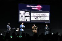 「アンデッドアンラック」のステージイベントより。左からMCの川本成、「アンデッドアンラック」の初代担当編集である本田氏、アンディ役の中村悠一、出雲風子役の佳原萌枝。(c) SHUEISHA Inc. All rights reserved.