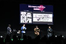 「アンデッドアンラック」のステージイベントより。左からMCの川本成、「アンデッドアンラック」の初代担当編集である本田氏、アンディ役の中村悠一、出雲風子役の佳原萌枝。(c) SHUEISHA Inc. All rights reserved.