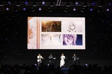 「BLEACH」ステージイベントの様子。左から黒崎一護役の森田成一、石田雨竜役の杉山紀彰、ユーゴー役の井上麻里奈、週刊少年ジャンプ（集英社）メディア編集部の高橋慶一朗氏。 (c) SHUEISHA Inc. All rights reserved.