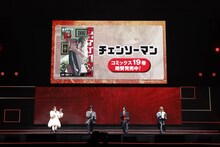 「チェンソーマン」ステージイベントの様子。左から天使の悪魔役の内田真礼、早川アキ役の坂田将吾、デンジ役の戸谷菊之介、パワー役のファイルーズあい。 (c) SHUEISHA Inc. All rights reserved.
