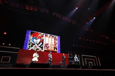 「チェンソーマン」ステージイベントの様子。左から天使の悪魔役の内田真礼、早川アキ役の坂田将吾、デンジ役の戸谷菊之介、パワー役のファイルーズあい。 (c) SHUEISHA Inc. All rights reserved.