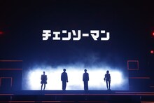 「チェンソーマン」ステージイベントの様子。左から天使の悪魔役の内田真礼、早川アキ役の坂田将吾、デンジ役の戸谷菊之介、パワー役のファイルーズあい。 (c) SHUEISHA Inc. All rights reserved.