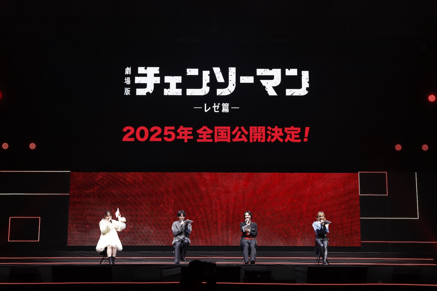 「チェンソーマン」ステージイベントの様子。左から天使の悪魔役の内田真礼、早川アキ役の坂田将吾、デンジ役の戸谷菊之介、パワー役のファイルーズあい。 (c) SHUEISHA Inc. All rights reserved.