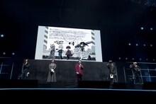 スクリーンに映し出された松本直也の描き下ろしイラスト。