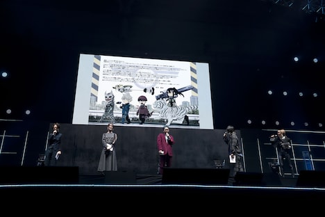 スクリーンに映し出された松本直也の描き下ろしイラスト。