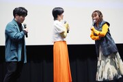 息子のハルを演じる木間萌（中央）に向けて、メッセージを贈る竹内順子（右）。