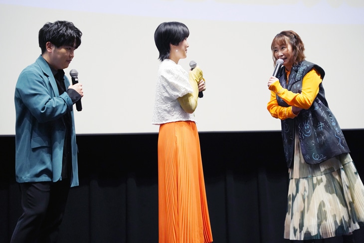 息子のハルを演じる木間萌（中央）に向けて、メッセージを贈る竹内順子（右）。