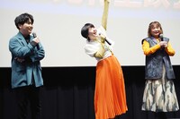 竹内順子（右）からのメッセージを受けて、「やりたいようにやらせていただきますー！」と拳を突き上げる木間萌（中央）。