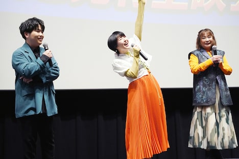 竹内順子（右）からのメッセージを受けて、「やりたいようにやらせていただきますー！」と拳を突き上げる木間萌（中央）。