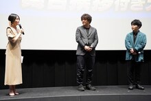 左から忍原来夏役の吉岡茉祐、日野晃博、笹波雲明役の小村将。