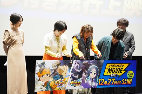 キービジュアルのイラストについて語り合うキャスト陣。