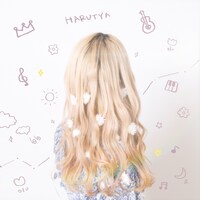 エンディングテーマの歌唱を担当する春茶。