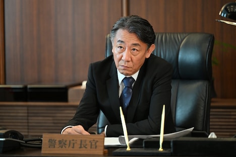 利重剛扮する警察庁長官。