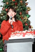 サプライズで登場したケーキに驚く畑芽育。