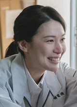 松嶋沙織役の村川絵梨。