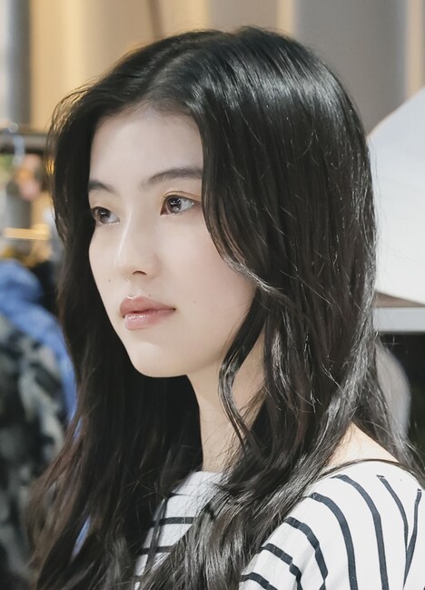 和泉琴子役の小川李奈。