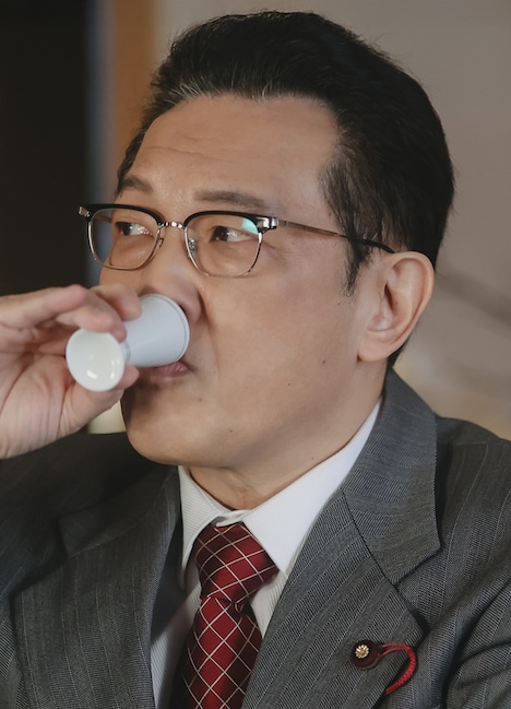 藤原信男役の阪田マサノブ。