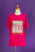「『叶姉妹のファビュラス・ワールド』コミケ限定発売Tシャツ（ホットピンク）」 (c)Kano Sisters 2024 (c)Sirofukurosha 2024 ／ KADOKAWA