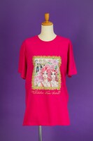 「『叶姉妹のファビュラス・ワールド』コミケ限定発売Tシャツ（ホットピンク）」 (c)Kano Sisters 2024 (c)Sirofukurosha 2024 ／ KADOKAWA