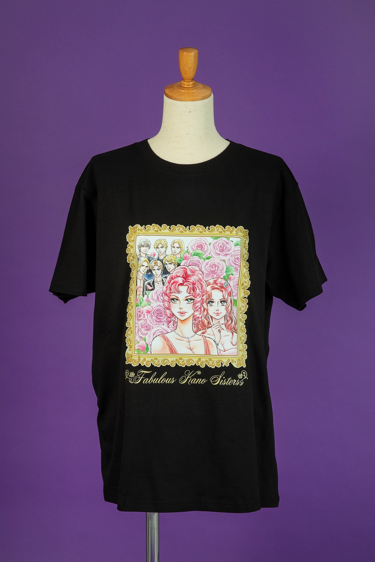「『叶姉妹のファビュラス・ワールド』コミケ限定発売Tシャツ（ホブラック）」 (c)Kano Sisters 2024 (c)Sirofukurosha 2024 ／ KADOKAWA