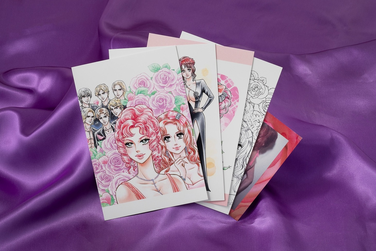 「『叶姉妹のファビュラス・ワールド』コミケ限定特典ポストカードセット」 (c)Kano Sisters 2024 (c)Sirofukurosha 2024 ／ KADOKAWA