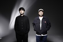 左から牛尾憲輔、石野卓球（電気グルーヴ）。