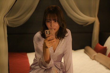 久保乃々花演じる田中芽久。 (c)「家政婦クロミは腐った家族を許さない」製作委員会