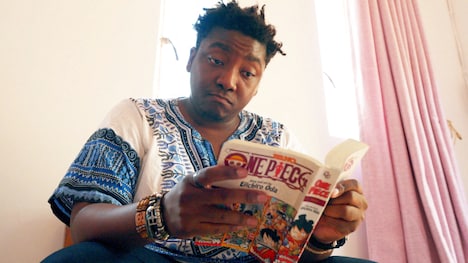 「ONE PIECE」と自身の国を重ね合わせるジンバブエ人のビル氏。（写真提供：NHK）