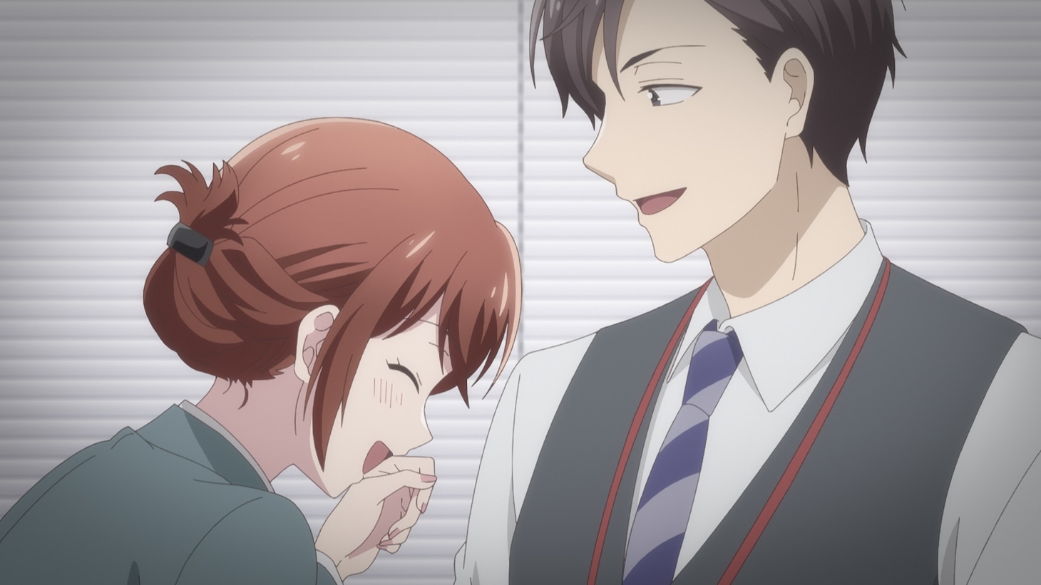 TVアニメ「この会社に好きな人がいます」第1話の場面カット。