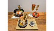 カフェメニューの「七福年明けうどん」「サクサクもなかのZENON特製おしる粉」「ハーブと薬膳に漬け込んだHerb(ハブ)酒」。
