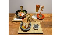 カフェメニューの「七福年明けうどん」「サクサクもなかのZENON特製おしる粉」「ハーブと薬膳に漬け込んだHerb（ハブ）酒」。