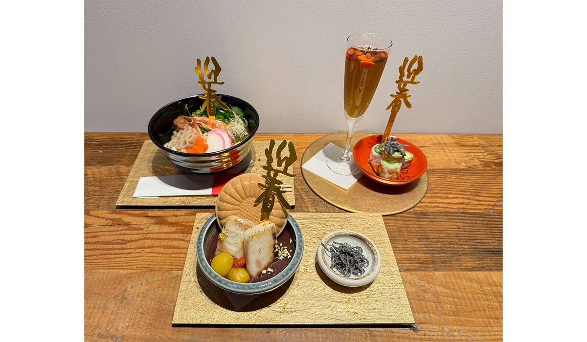 カフェメニューの「七福年明けうどん」「サクサクもなかのZENON特製おしる粉」「ハーブと薬膳に漬け込んだHerb（ハブ）酒」。