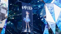 東京・東急プラザ表参道オモカドに1月12日まで掲出される「メダリスト」の巨大広告。