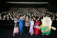 左から佐倉綾音、島崎信長、杉田智和、東山奈央、木野日菜。