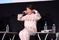 自身のデビュー曲「哀しみのサテン人形（ドール）」が流れ出し、耳をふさぐ麻上洋子。