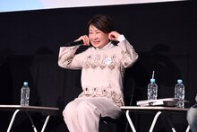 自身のデビュー曲「哀しみのサテン人形（ドール）」が流れ出し、耳をふさぐ麻上洋子。